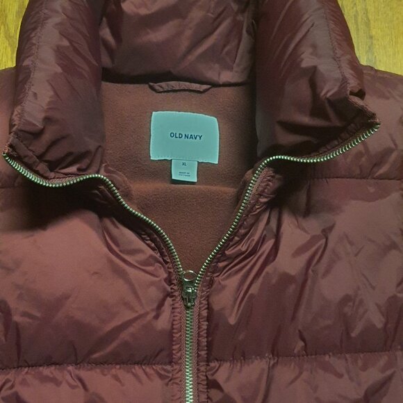 Old Navy Women’s Sz XL Maroon Puffer Vest Full Zip Snap Pockets Fleece Lined - Picture 2 of 3